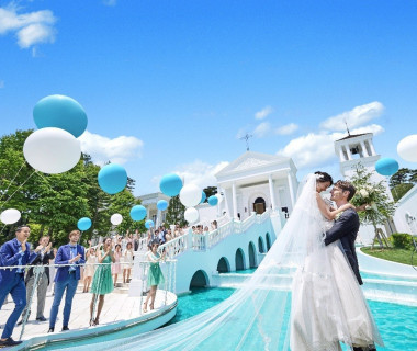空・森・水が輝く、ここでしか味わえない圧巻の空間美。一生に一度だからこその「特別感」を、大切なゲストと一緒に味わって♪