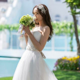 緑の芝生とお花畑にうっとり。花嫁の白いドレスも優雅に映える。