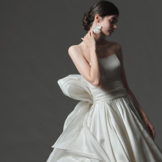 好きなデザインのドレスをぜひスタイリストに画像で見せて。全国の系列ショップからお取寄せも◎