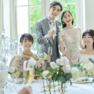 3面採光で自然光にあふれるリビング。扉の向こうは自由に使えるプライベートガーデンが広がる♪