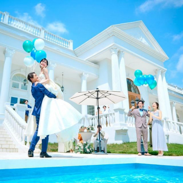 プールサイドでウェルカムパーティー