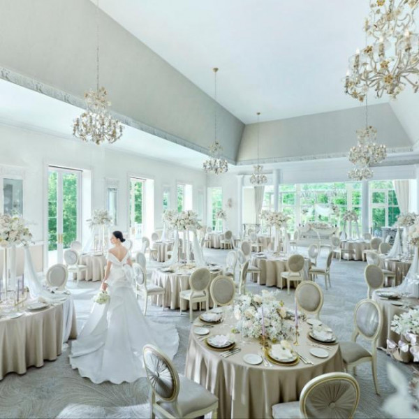 窓が大きく緑がまぶしい披露宴会場