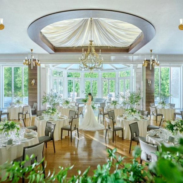 光あふれる開放的な披露宴会場