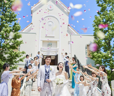 青空の下で叶える憧れのフラワーシャワー!たくさんの祝福に包まれる