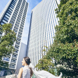 都会の中のスタイリッシュな会場。一歩踏み入れれば、そこはお二人だけの空間と自然を感じる会場です。