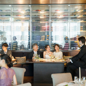 ゆったり過ごしてもらうための「ソファ席」を用意！段差も高くおふたりの顔も見やすいと好評！|The Opera(オペラ)の写真(53555643)