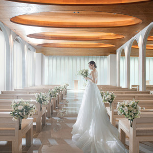 美しい曲線のデザインはゲストの皆様と繋がり繋がり続けるご縁を象徴するお二人の想いが詰まったチャペルへ。|The Opera(オペラ)の写真(54692558)