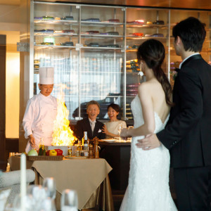 炎と香りの演出「フランベパフォーマンス」は新郎さまがおこなうサプライズ演出としても人気！|The Opera(オペラ)の写真(53555785)