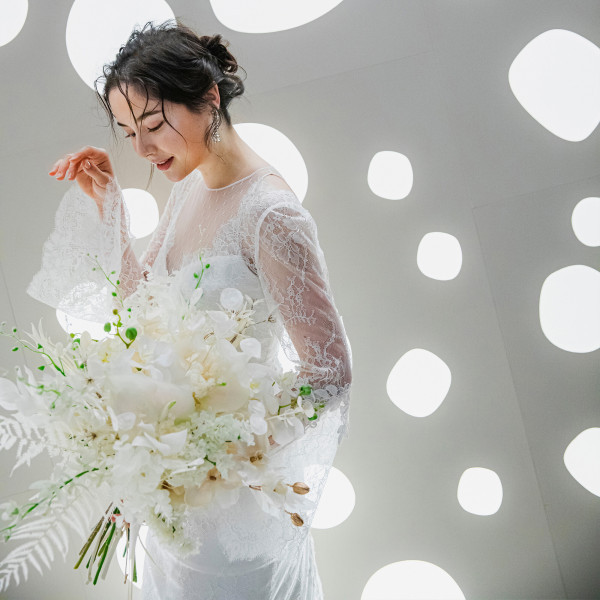 純白のチャペルはドレスが美しく映える空間、お好きな装花でチャペルのアレンジも楽しんで