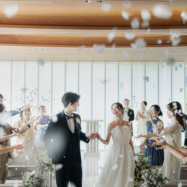 ゲストからの祝福の花びら舞うフラワーシャワー。|The Opera(オペラ)の写真(53088573)