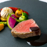 食材からこだわり、
匠の目で選び抜いた厳選食材でもてなす
完全創作フレンチジャポネ。
既製品を一切使用しない、手作りにこだわった逸品をご堪能くださいませ