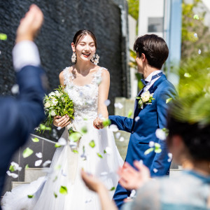 青空広がる大階段ではフラワーシャワーで祝福|BIANCARA HILLSIDE TERRACE（ビアンカーラ ヒルサイドテラス）の写真(44230701)