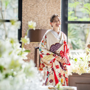 落ち着いたブラウンの会場に映える和装。会場や衣裳のお色味などに合わせてメイクやヘアをご提案します|BIANCARA HILLSIDE TERRACE（ビアンカーラ ヒルサイドテラス）の写真(50537445)
