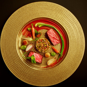 豪華松阪牛を使用したメインは見た目も美しいアートな一皿|BIANCARA HILLSIDE TERRACE（ビアンカーラ ヒルサイドテラス）の写真(35003372)