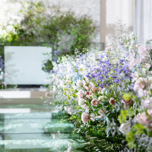 ガラスのバージンロードが花嫁様の美しさを引出す|BIANCARA HILLSIDE TERRACE（ビアンカーラ ヒルサイドテラス）の写真(50536838)