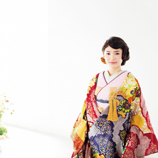 淡い地色に四季の草花が咲き誇る。特別な日を彩る、優雅な和装美人。お色直しは印書を変えて入場