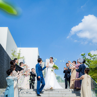 降り注ぐ太陽の光と、緑豊かな景色に囲まれて。 この輝きが二人の未来を照らし続けますように。