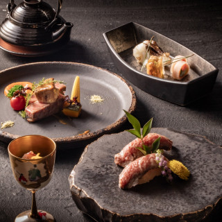 和のエッセンスが光るフレンチ×和のフルコース。豪華な食材と繊細な盛り付けが祝宴を彩ります。