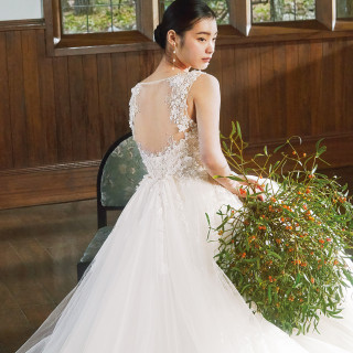 繊細なレースのバックスタイルが美しいドレス。ナチュラルなブーケを抱え花嫁の魅力を際立たせる