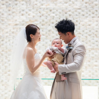 家族の絆が深まるパパママ婚。お子様との初めての共同作業は、最高に幸せな瞬間で温かなシーン。