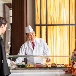 熟練の職人の技が光る。 一貫ずつ握られる特別な寿司は、ゲストへの最高に上質なおもてなしに。