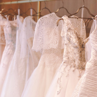 花嫁の夢を叶える、きらめくドレスの数々。 運命の一着にきっと出会える。衣裳サロンへご案内。