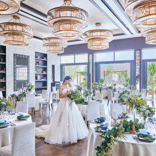 白×シャンデリアが印象的な花嫁憧れのウェディングスペース。空間を贅沢に使ったおもてなしを。