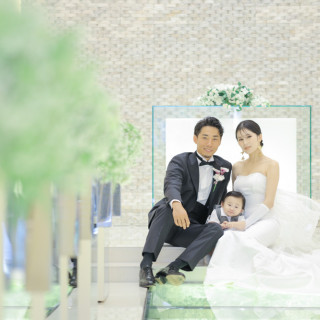 家族の始まりの場所で。チャペルのガラスのバージンロードは、幸せな家族写真を残す最高の舞台。