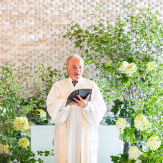 挙式は牧師が進行。ここからはじまるお二人の夫婦生活を祝福する。想いを込めてご案内いたします