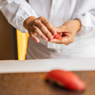 老若男女問わず大好評の寿司。目の前で握る「寿司バー」は会場全体が盛りあがる人気演出の一つ。