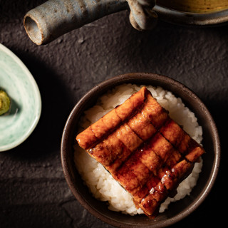 名古屋名物ひつまぶしのおもてなし。香ばしい鰻とタレが絡む特別な祝宴の味。遠方からのゲストへ