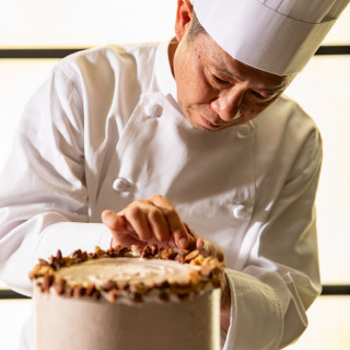 パティシエとマンツーマンで相談できるからこそこだわりのオリジナルウェディングケーキが叶う。