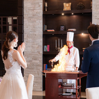 炎が舞い上がるフランベ演出。シェフが目の前で創り出すライブ感が、ゲストを魅了するおもてなし