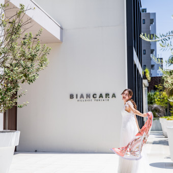 白い壁と緑が印象的なエントランス 。洗練された上質空間で、特別な一日への期待が高まります。