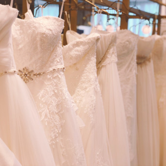 花嫁の憧れを叶える、多彩なウェディングドレスをご用意。運命の一着を見つける 特別な時間を。