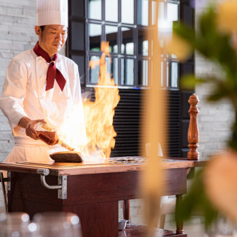 五感で楽しむフランベ演出。シェフが目の前で仕上げるLive感が、ゲストとの特別な瞬間を彩る