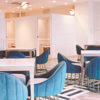 洗練されたインテリアのプライベート試着ルーム。お気に入りのドレスをゆったりとお選びください