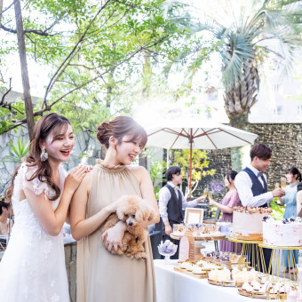 水のせせらぎと緑に囲まれたガーデン。リゾート感溢れる空間でゲストと開放的に楽しむパーティー