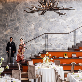 石壁とモダンなインテリアが融合した空間で、ゲストを魅了する披露宴会場 ストーンヒルズ