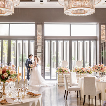 窓からの自然光と豪華なシャンデリアが、2人の輝きを引き立てる上質な披露宴会場ホワイトヒルズ