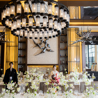 石壁とオレンジのコントラストが効いた会場。和装のお二人がドラマティックに登場すれば大歓声が