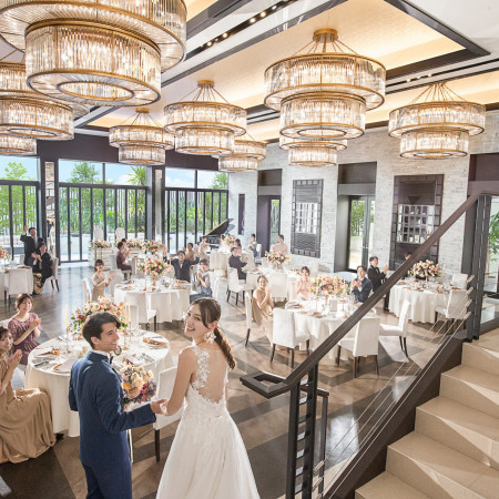 開放感あふれる披露宴会場で、大切なゲストと笑顔あふれるひとときを。自然光が差し込む明るい空間で、会話も弾むアットホームなパーティーが叶う。おしゃれな空間で、記憶に残る一日