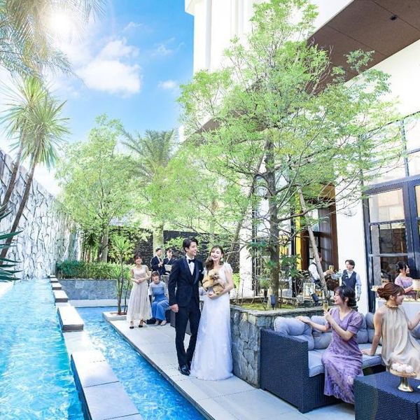 プール付プライベートテラスはパーティー会場と続き、開放的だからゆっくり過ごせる