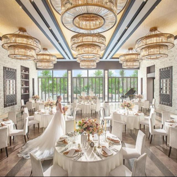 煌びやかなシャンデリアが特徴的なホワイトヒルズ。光と水と緑の象徴的な空間でスマートなウェディングを