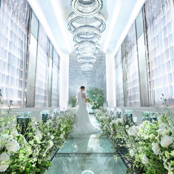 幻想的な光に満ちたチャペル。壁面には700個のキャンドルが輝き、特別な誓いを見守る。