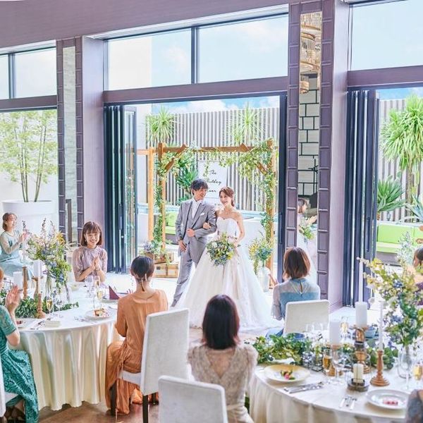 貸し切りのガーデンテラスはパーティー会場と続き、開放的な設定だからゲストを安心して招待できる。