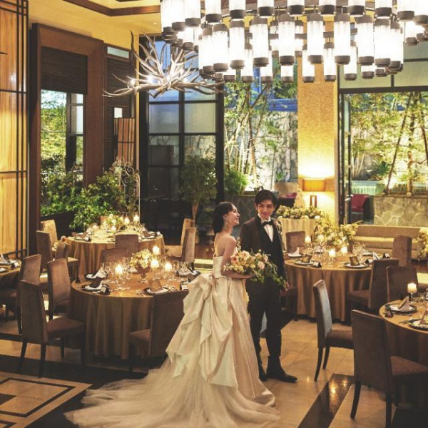 会場全体がライトアップされゲストを魅了。キャンドルやランタンの演出で幻想的なパーティーへご招待。