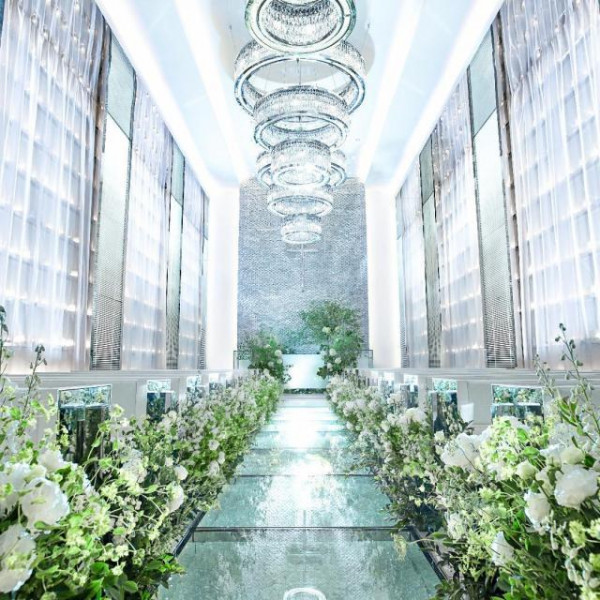 希少で美しいガラス張りのバージンロードはクリスタルを一面に敷き詰めその世界観で花嫁の美しさを引き出す