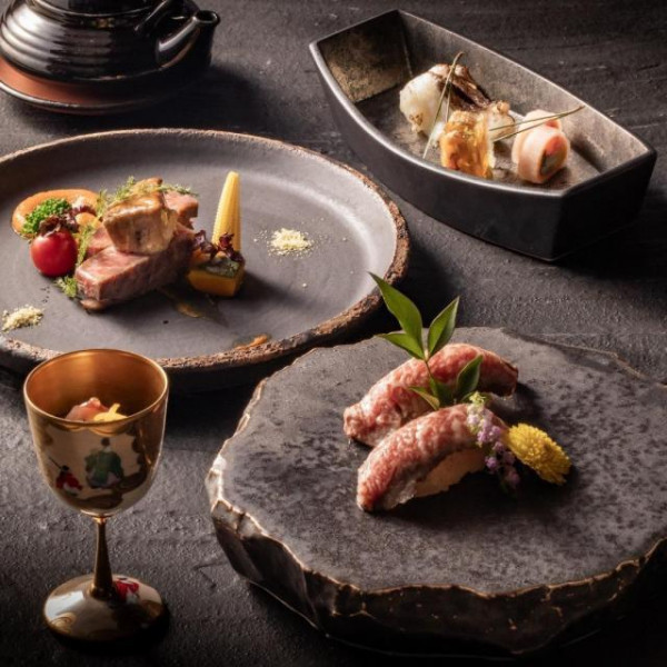 最も旬で極上の食材を使うため、日本の四季を感じられるフレンチと和のコースをご提案しております。