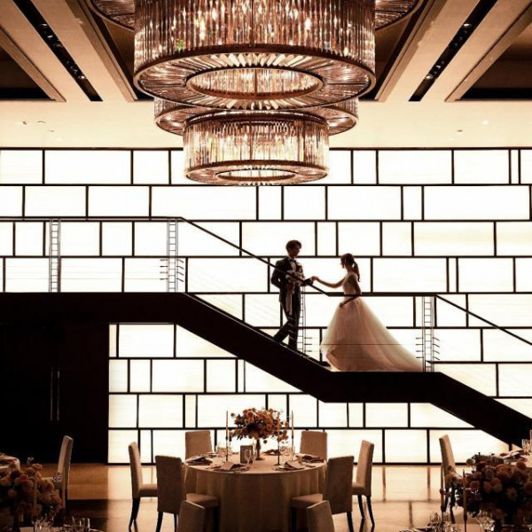 華やかなシャンデリアが輝く大人おとなかわいい会場は花嫁様憧れの階段入場が叶う。